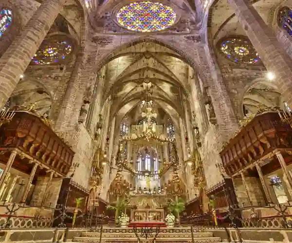 Innsiden av Le Seu-katedralen i Palma