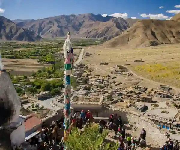 Utsikten fra Yumbu Lakhang palass ved Tsetang