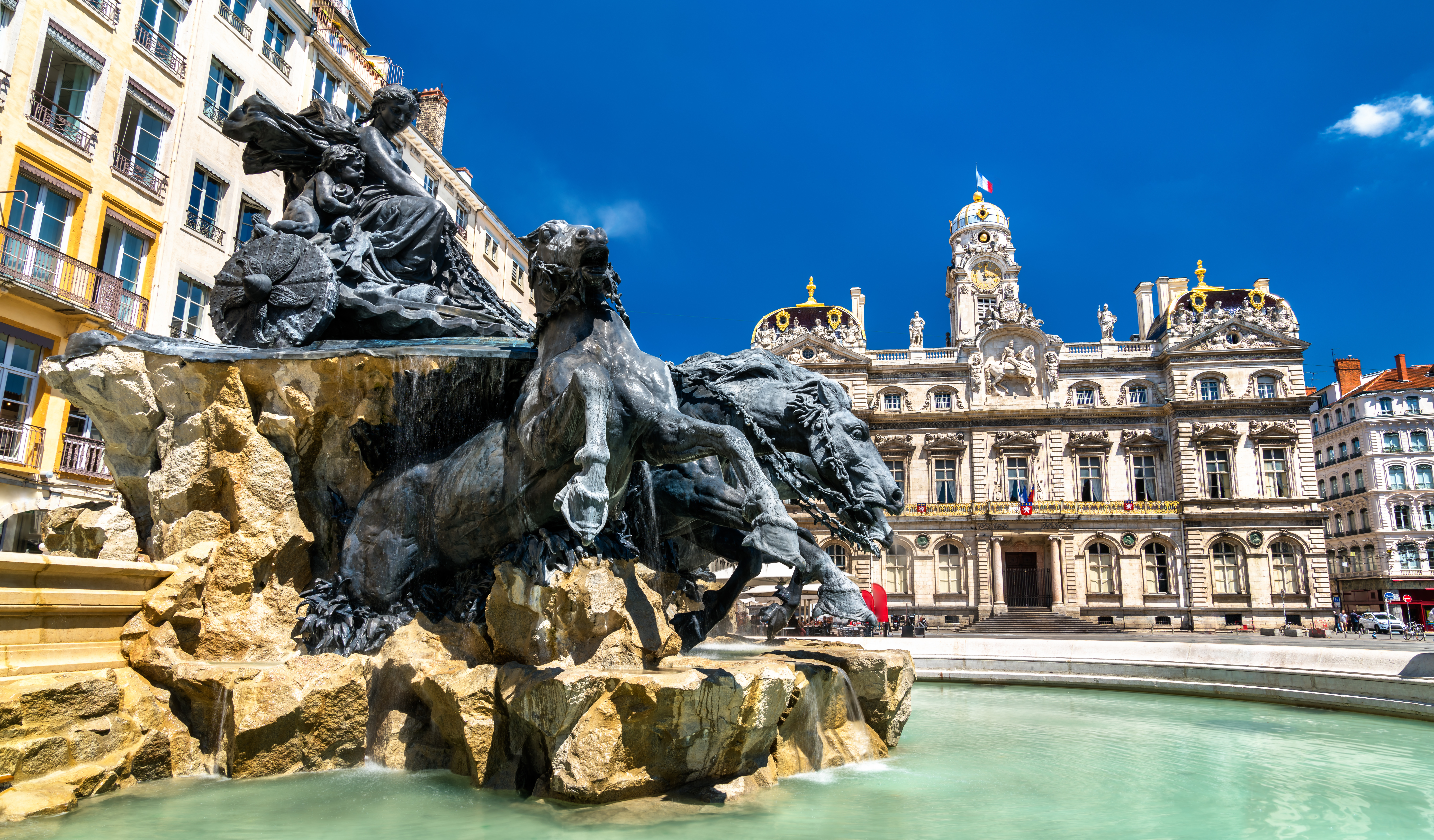 Bartholdi fontenen og rådhuset på Place Des Terreaux, Lyon