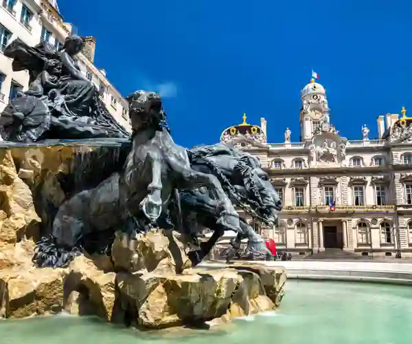 Bartholdi fontenen og rådhuset på Place Des Terreaux, Lyon