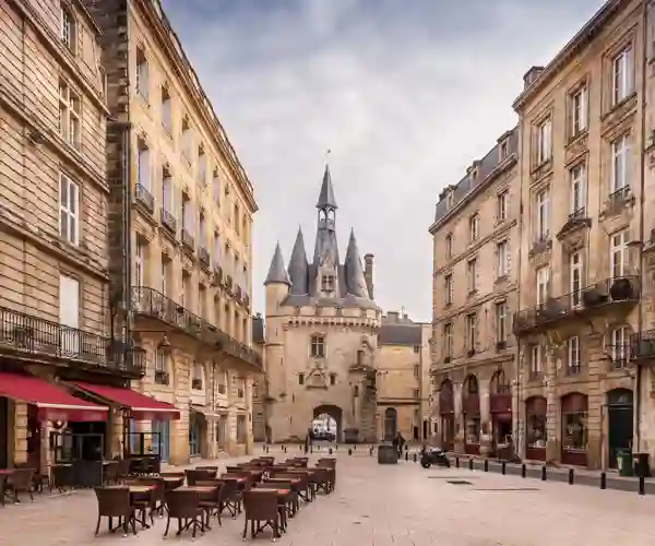 Place Du Palais Et La Porte Cailhau
