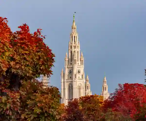 Tårnet til rådhuset i Wien om høsten