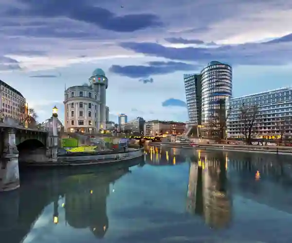 Donaukanalen i Wien med Uniqa-tårnet på høyre side