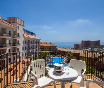 Balkong med bassengutsikt