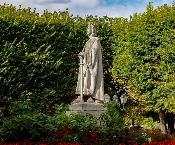 Statue av St. Louis utenfor Notre Dame i Poissy