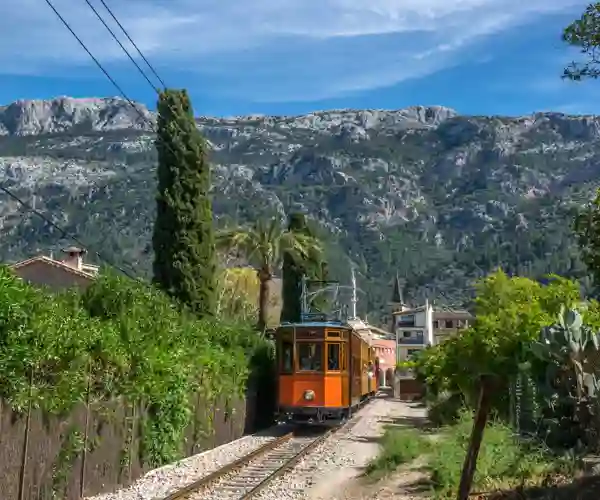 Den gamle sporvognen som går mellom Sóller og Puerto de Sóller