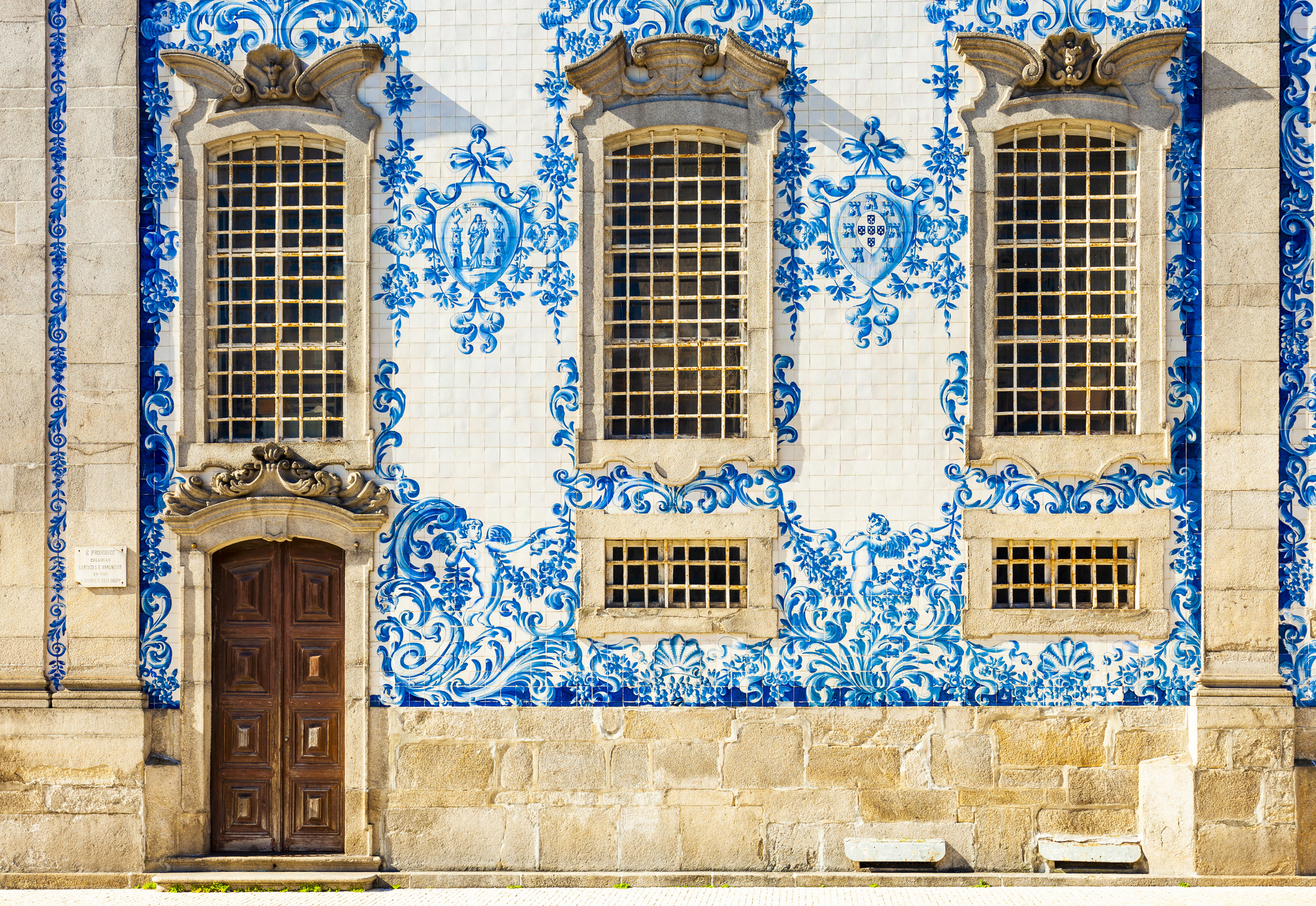 Håndmalte keramikkfliser, såkalte azulejos, pryder Porto