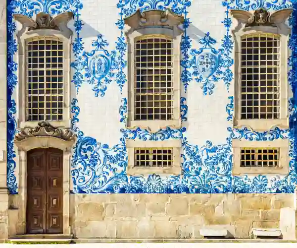 Håndmalte keramikkfliser, såkalte azulejos, pryder Porto