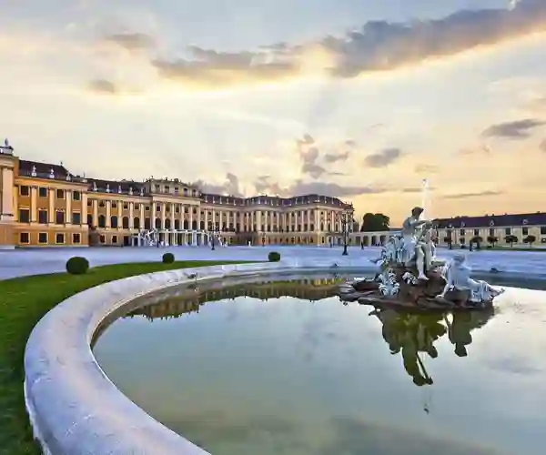 Schönbrunn palace i Wien med fontene