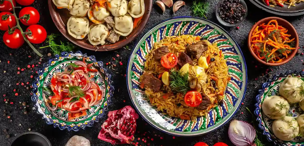 Tradisjonelle retter med pilaf i sentrum