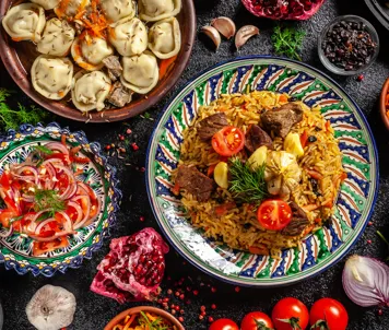 Tradisjonelle retter med pilaf i sentrum
