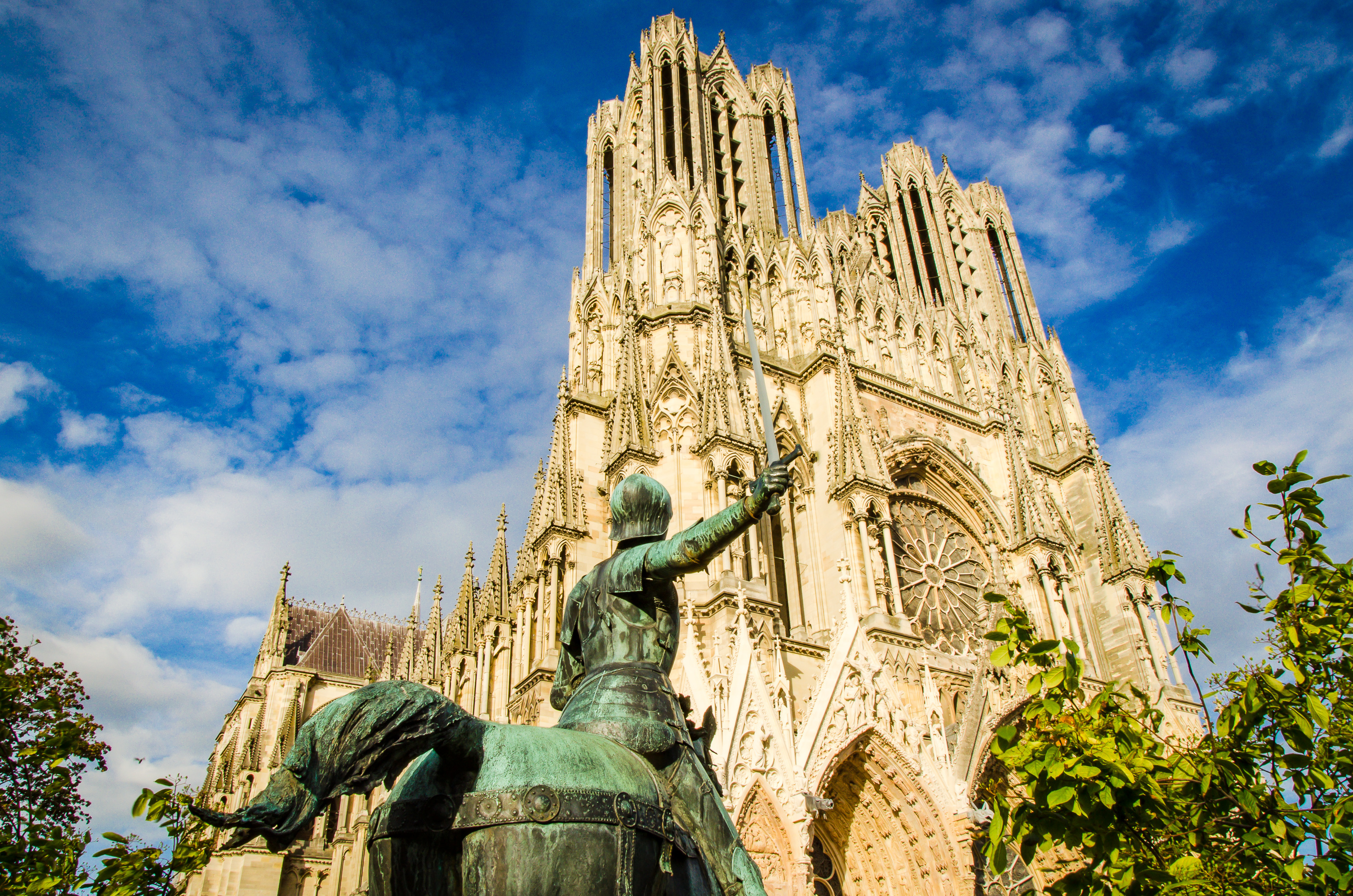 Notre-Dame de Reims med statue av Jeann d'Arc