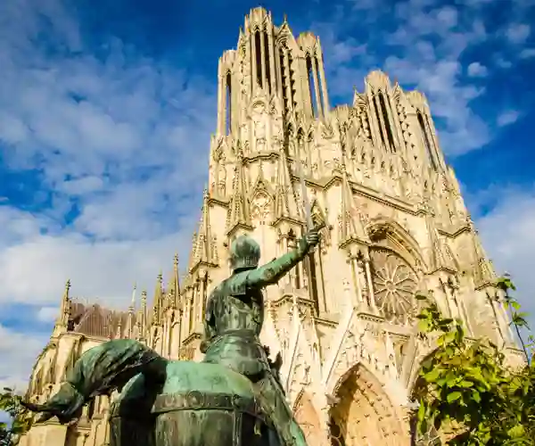 Notre-Dame de Reims med statue av Jeann d'Arc
