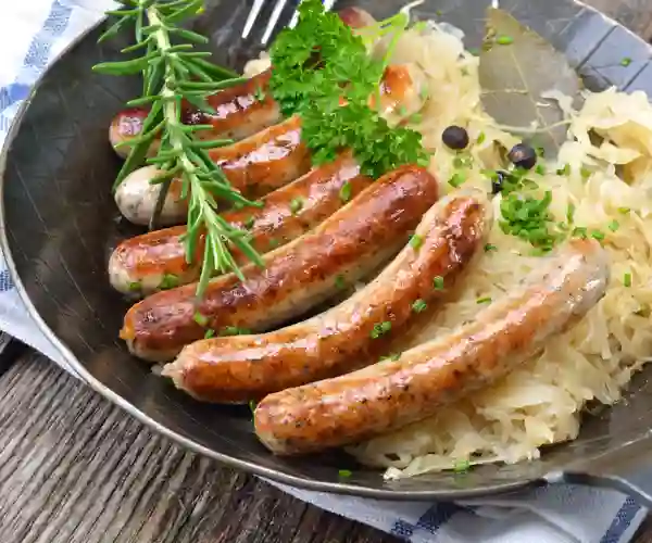 Klassisk matrett: Nürnbergerpølser med sauerkraut