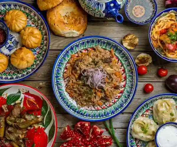 Tradisjonelle retter med pilaf i sentrum