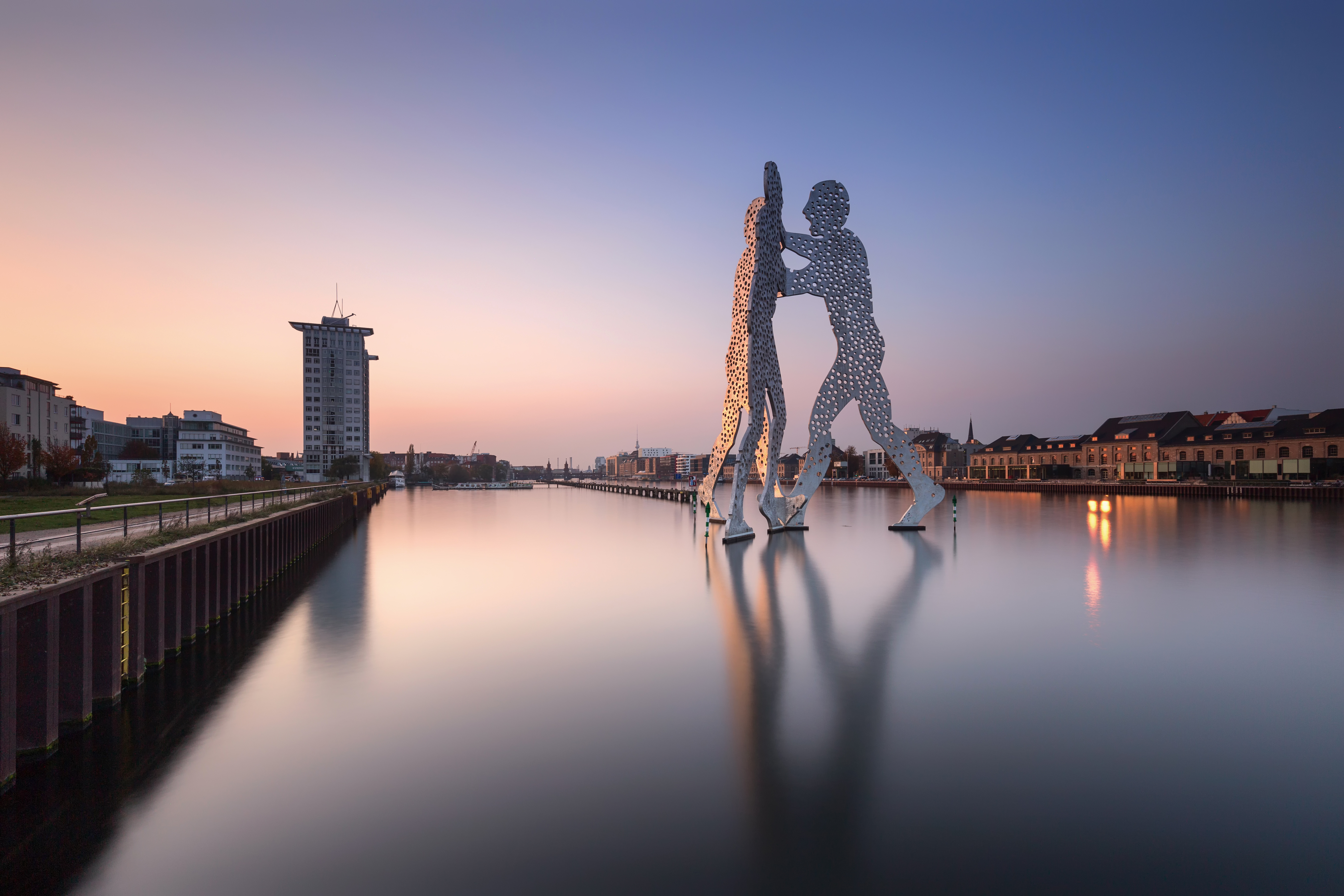 Molecule Man foran Treptowers