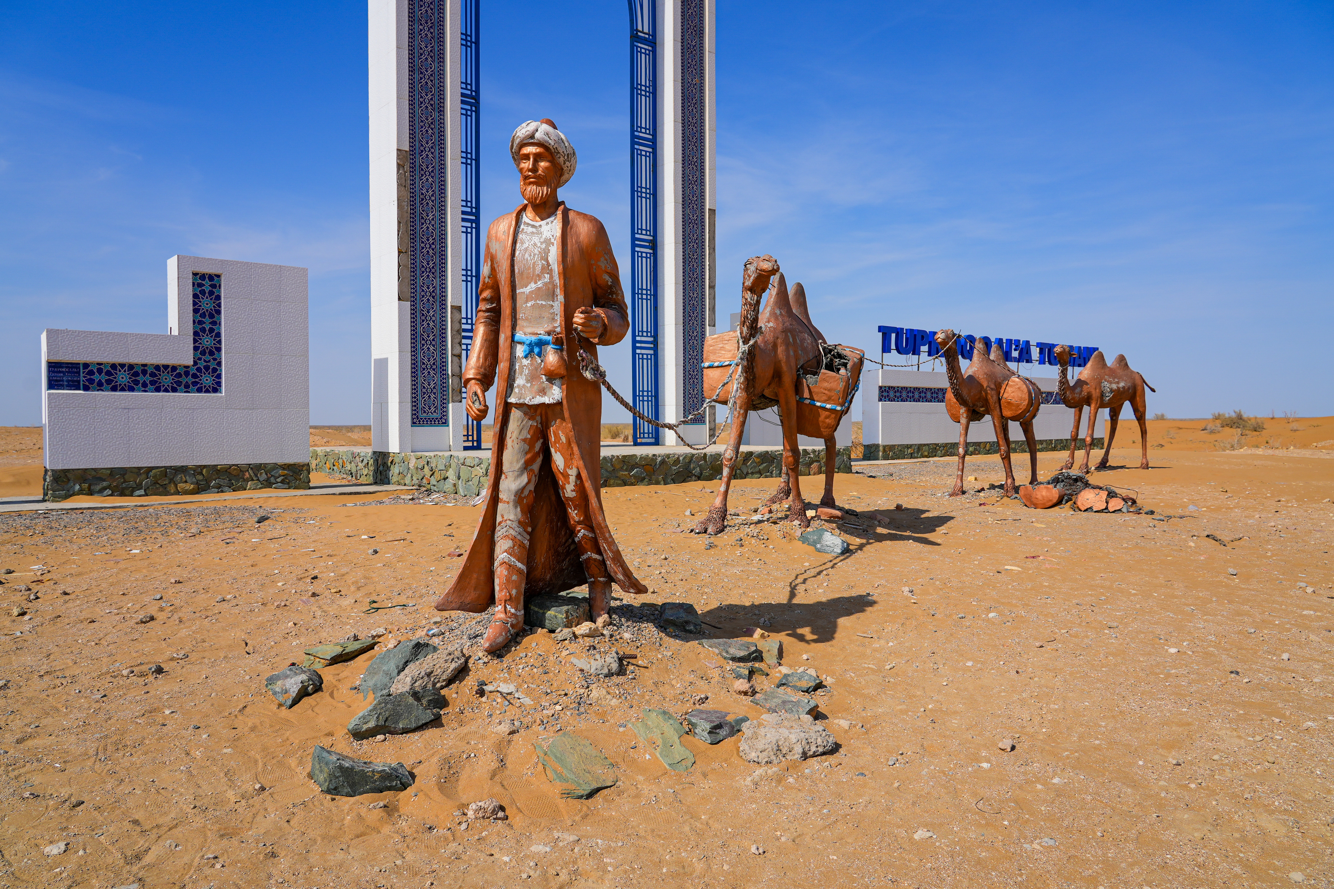 Skulptur av en kamelkaravane langs den gamle silkeveien i Kyzylkum-ørkenen