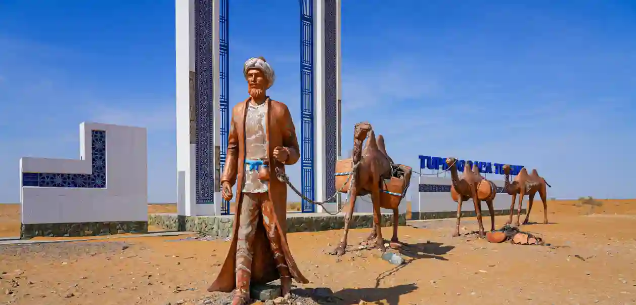 Skulptur av en kamelkaravane langs den gamle silkeveien i Kyzylkum-ørkenen