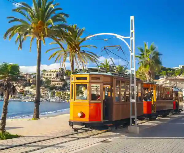 Den gamle sporvognen som går mellom Sóller og Puerto de Sóller