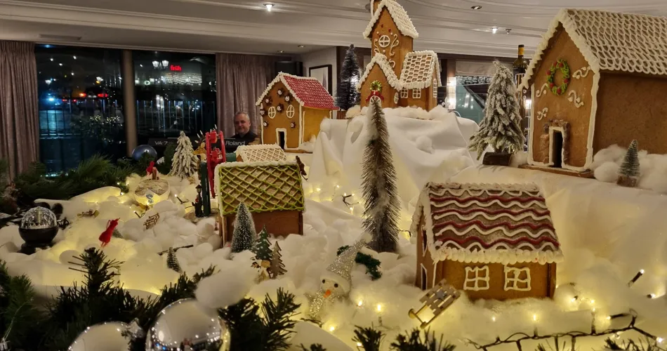 Pepperkakelandsby om bord på båten