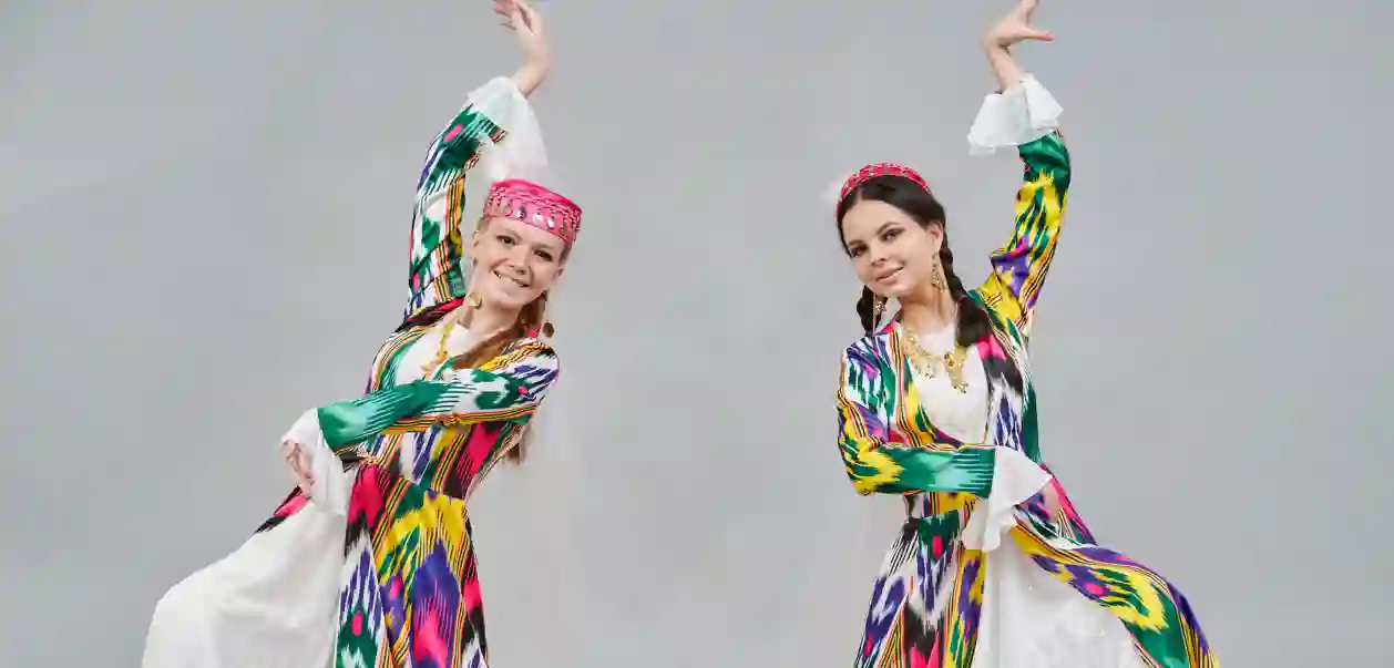 Dansere i tradisjonelle drakter, Usbekistan